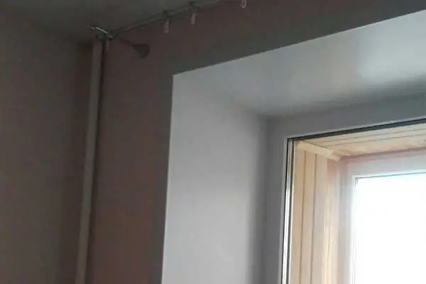 Пластиковые откосы в многоэтажном жилом доме в Минске